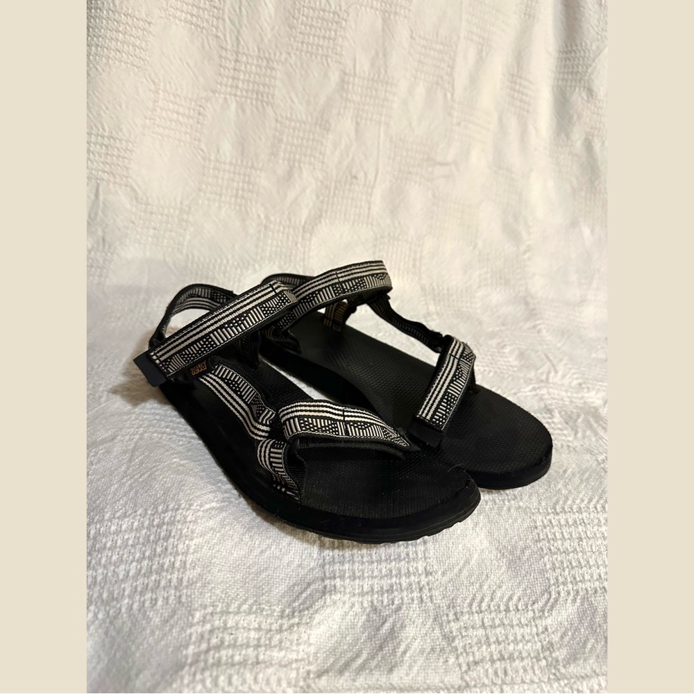 Women’s 8 Teva sandals